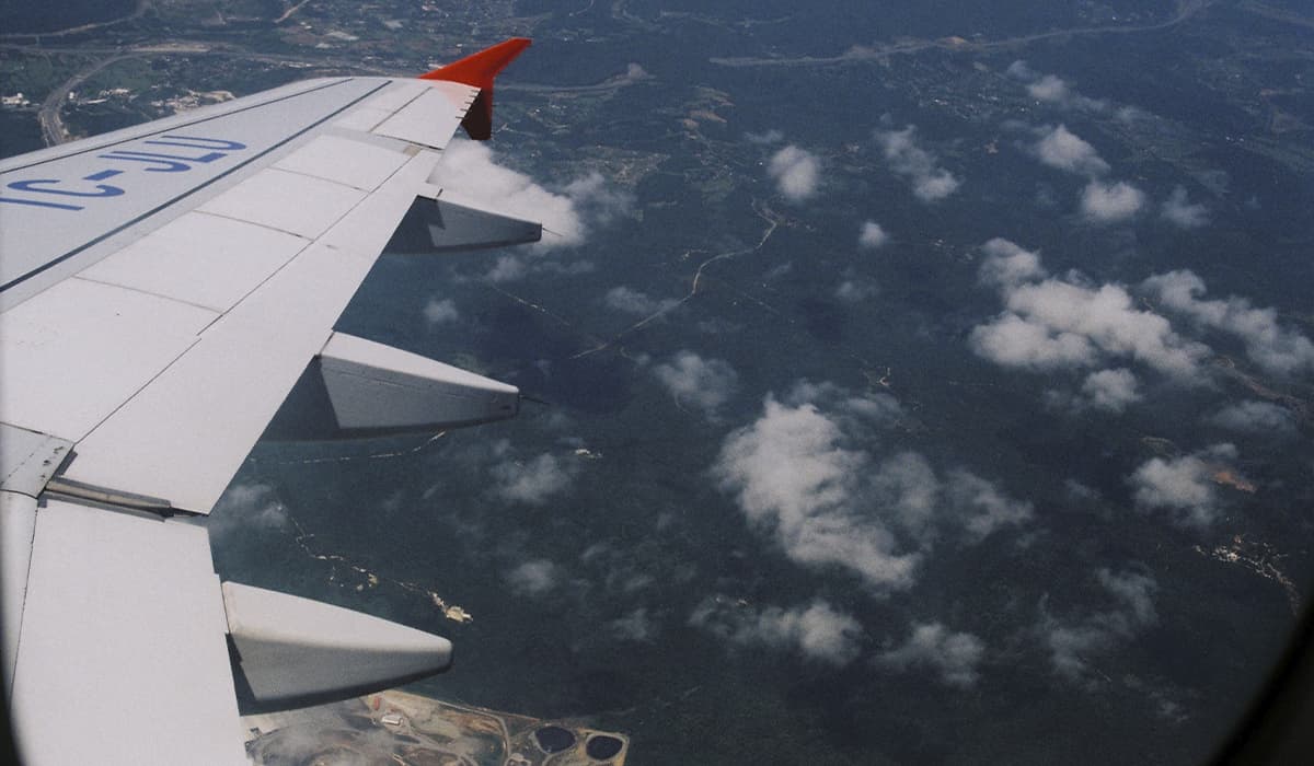 Airplane wing